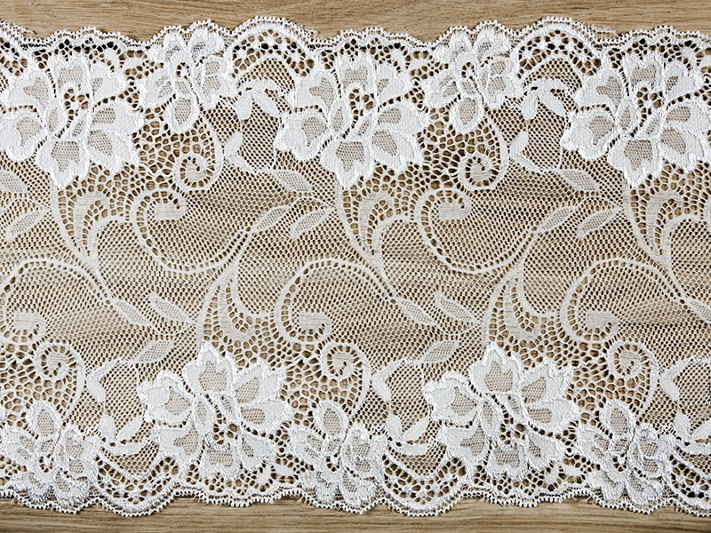 Dekorativní krajka 0.15x9m bělavá II