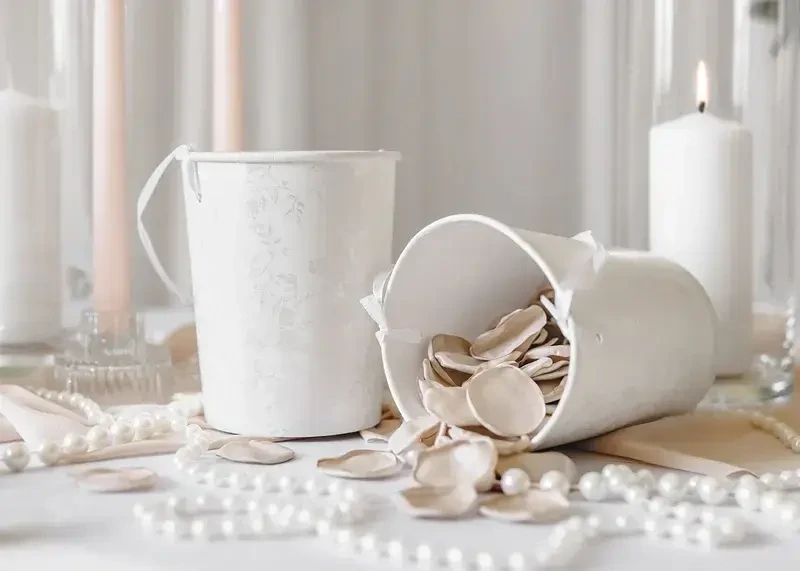 Bílý kbelík na květiny s potiskem