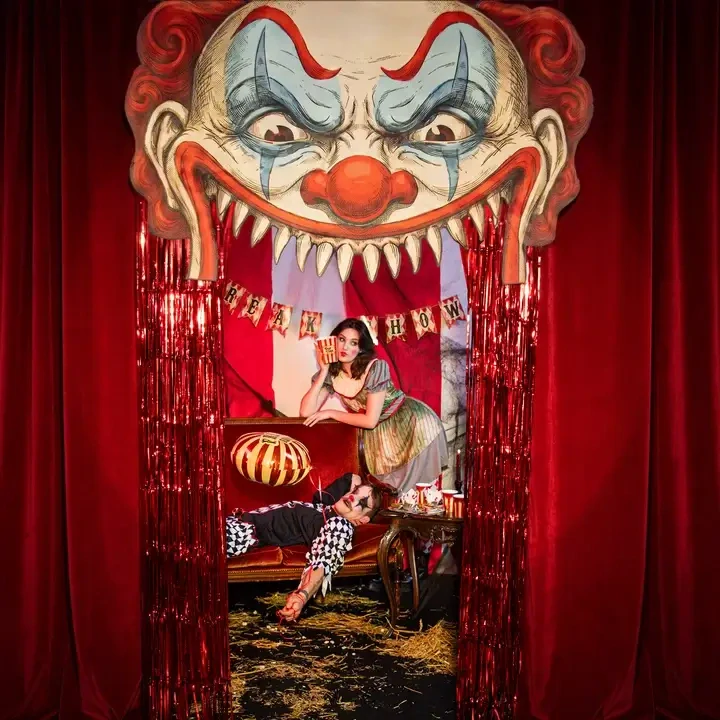 Dekorace na dveře Halloween Freak Show Klaun 89 × 145 cm