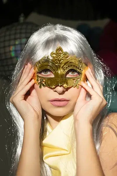 Zlatá škraboška s dekorem