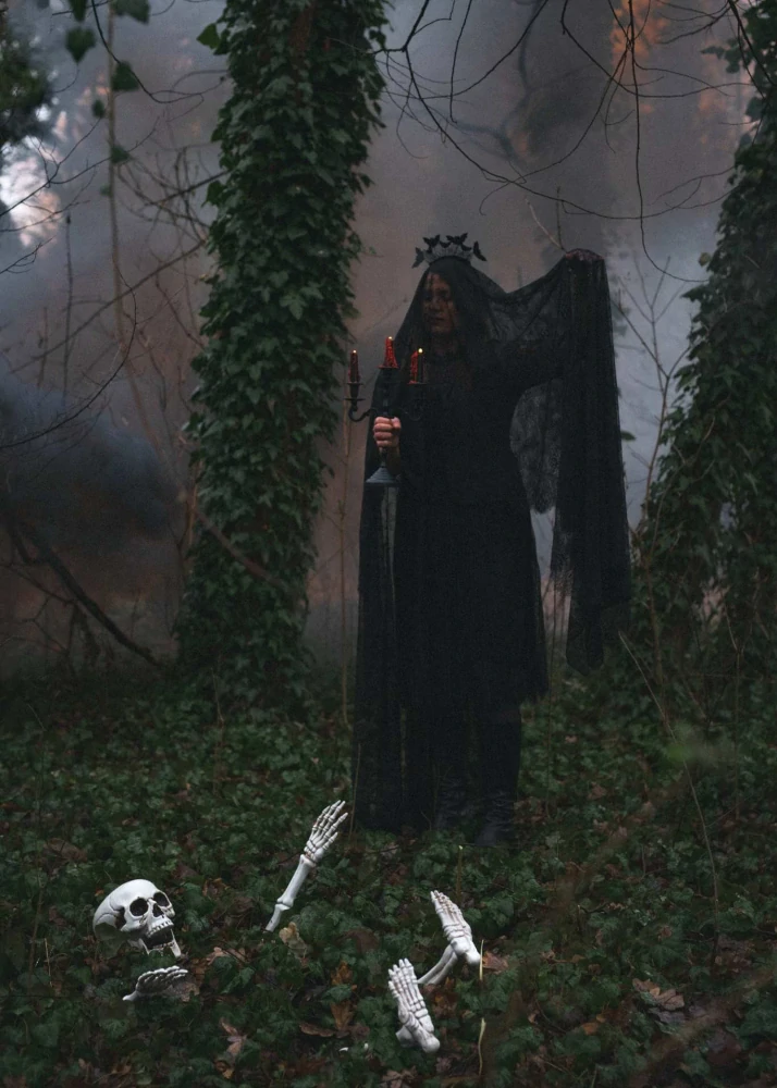 Halloween dekorace kostra do země – lebka, ruce a nohy