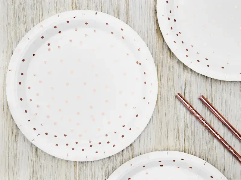 Papírové talíře bílé s rose gold tečkami 18 cm – 6 ks
