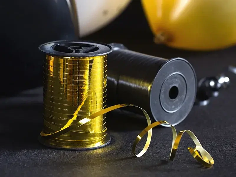 Vázací stuha zlatá metalická 225 m