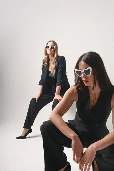 Bílé brýle ve tvaru srdce s perličkami