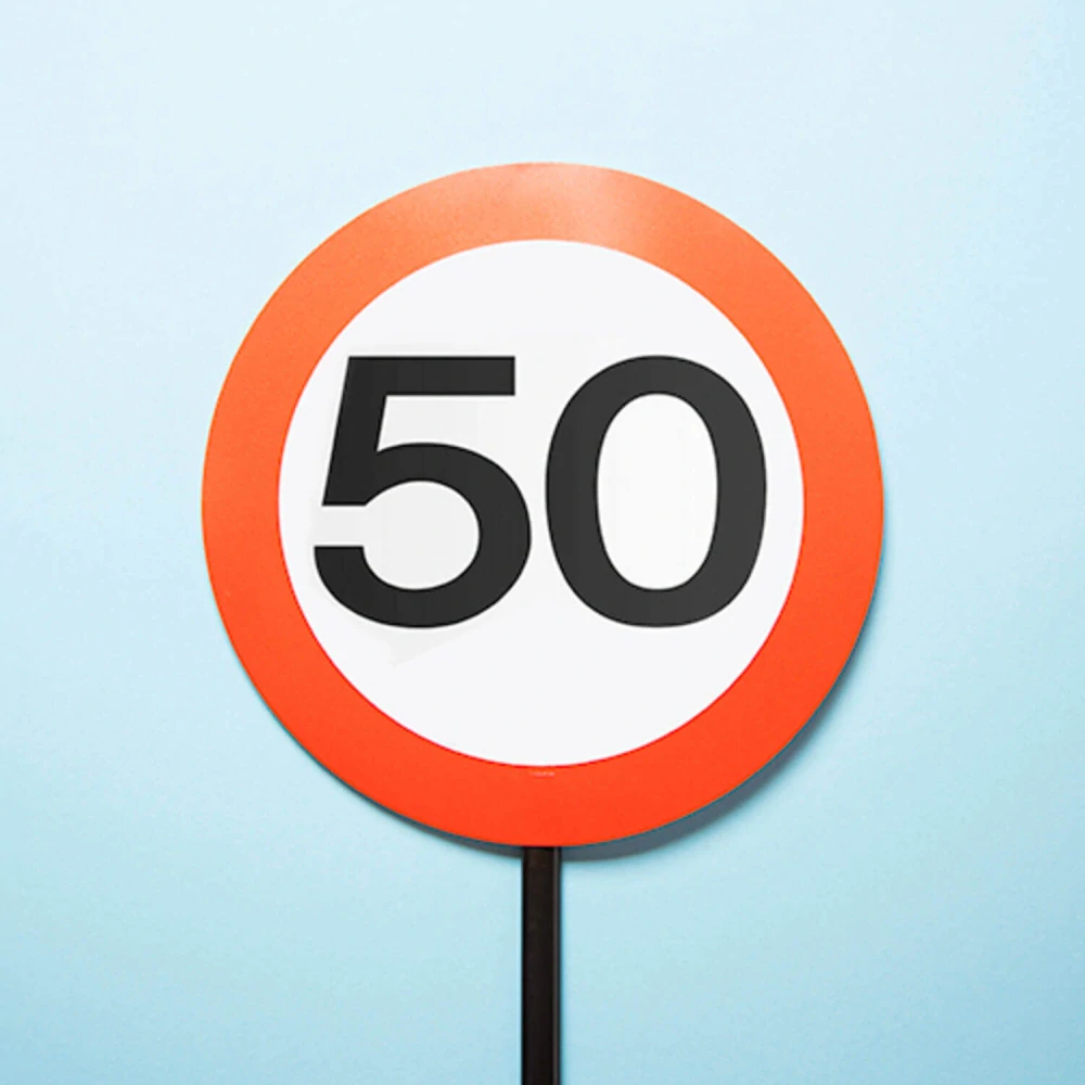 Dopravní značka 50 na tyčce