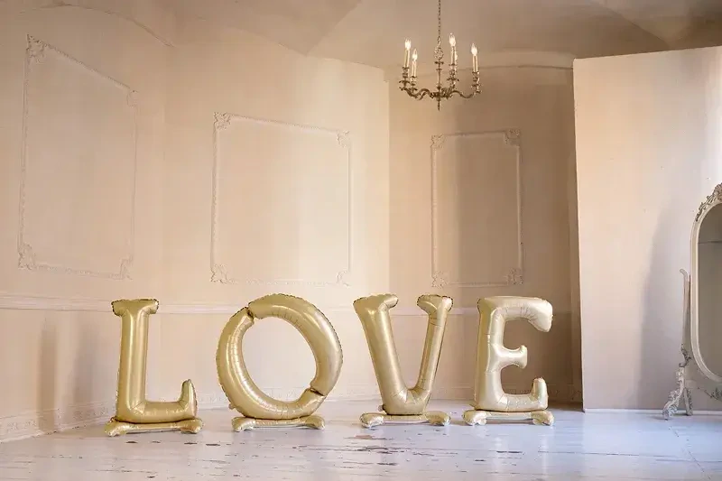 Fóliový stojící nápis Love zlatý 350 x 114 cm