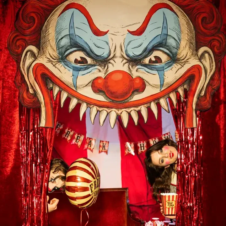 Dekorace na dveře Halloween Freak Show Klaun 89 × 145 cm