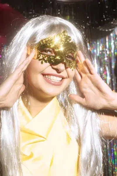 Zlatá škraboška s dekorem