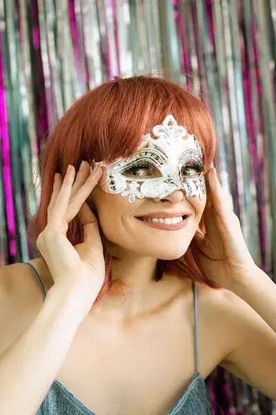 Stříbrná škraboška s dekorem