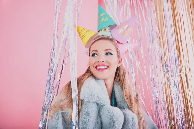 Papírové pastelové čepičky Happy Birthday 6ks