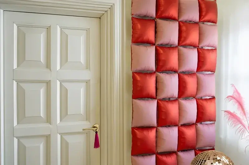 Nafukovací pozadí do fotokoutku čtverec červená-rosegold 35 x 35 cm - 4 ks