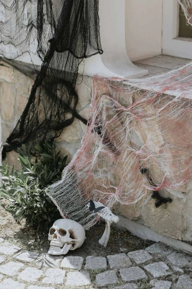 Halloween dekorace kostra do země – lebka, ruce a nohy