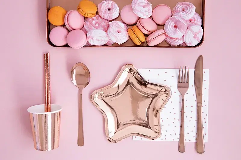 Papírové party ubrousky bílé s rose gold tečkami 20 ks