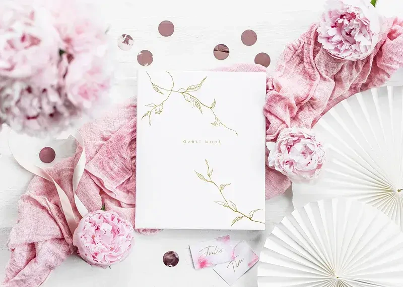 Svatební kniha hostů bílá se zlatými lístky