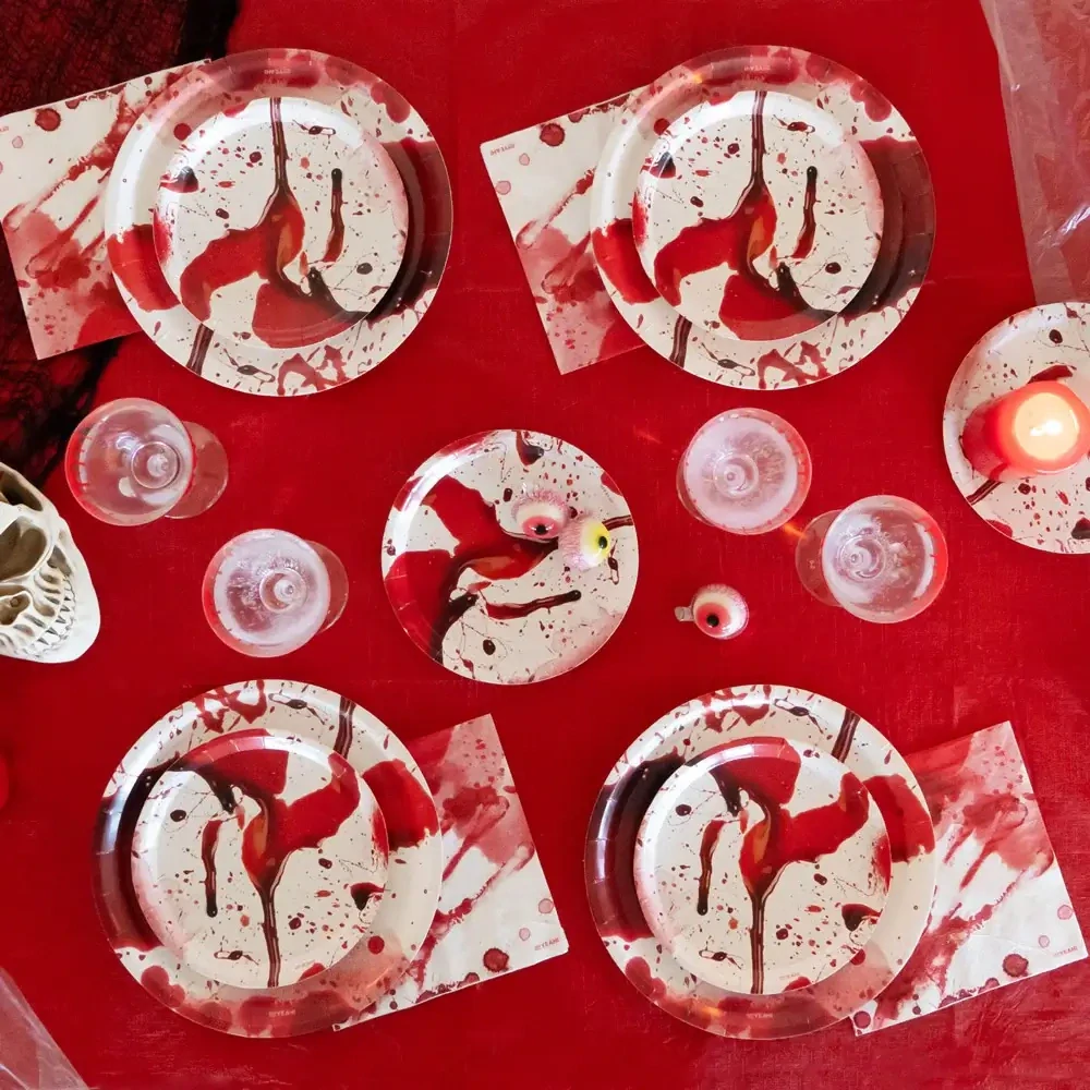 Papírové talířky Krvavé skvrny Halloween 17 cm - 8 ks