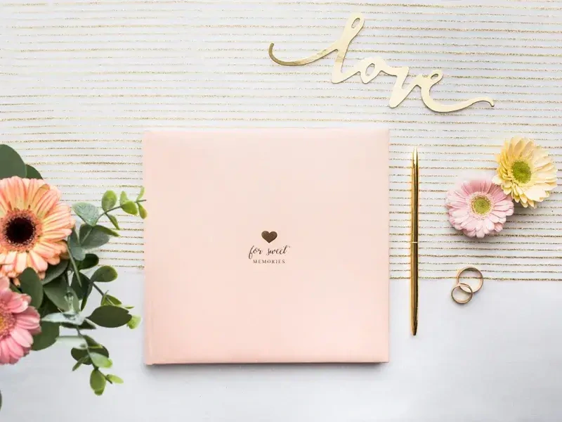 Svatební kniha hostů růžová 20 x 20 cm se srdíčkem