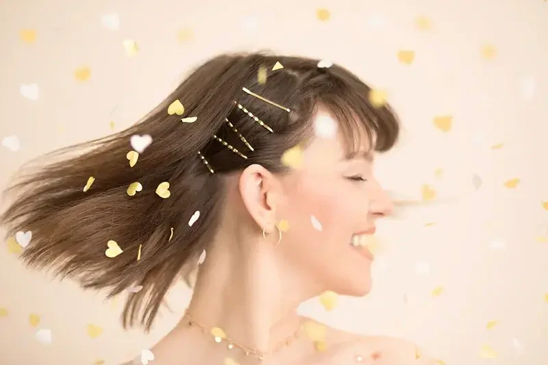 Ruční konfety zlaté a bílé srdce 35cm