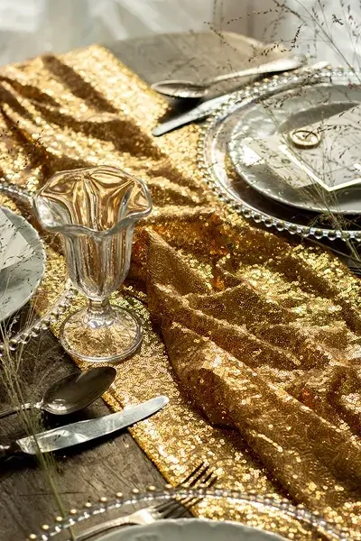 Stolní běhoun flitrovaný zlatý