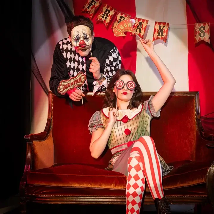 Rekvizity do fotokoutku Halloween Freak Show 12 ks