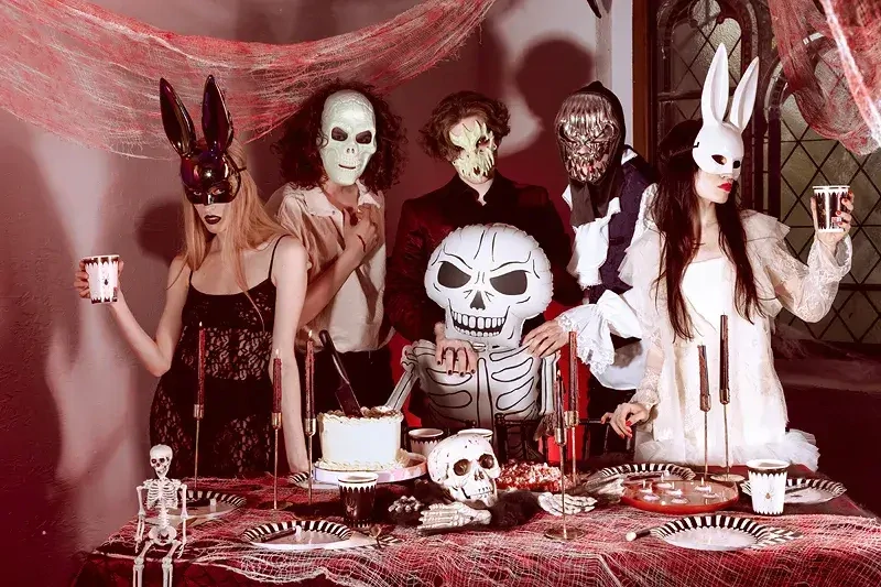 Halloweenská maska stříbrná Lebka s šátkem