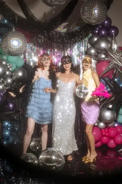 Stříbrná škraboška s dekorem