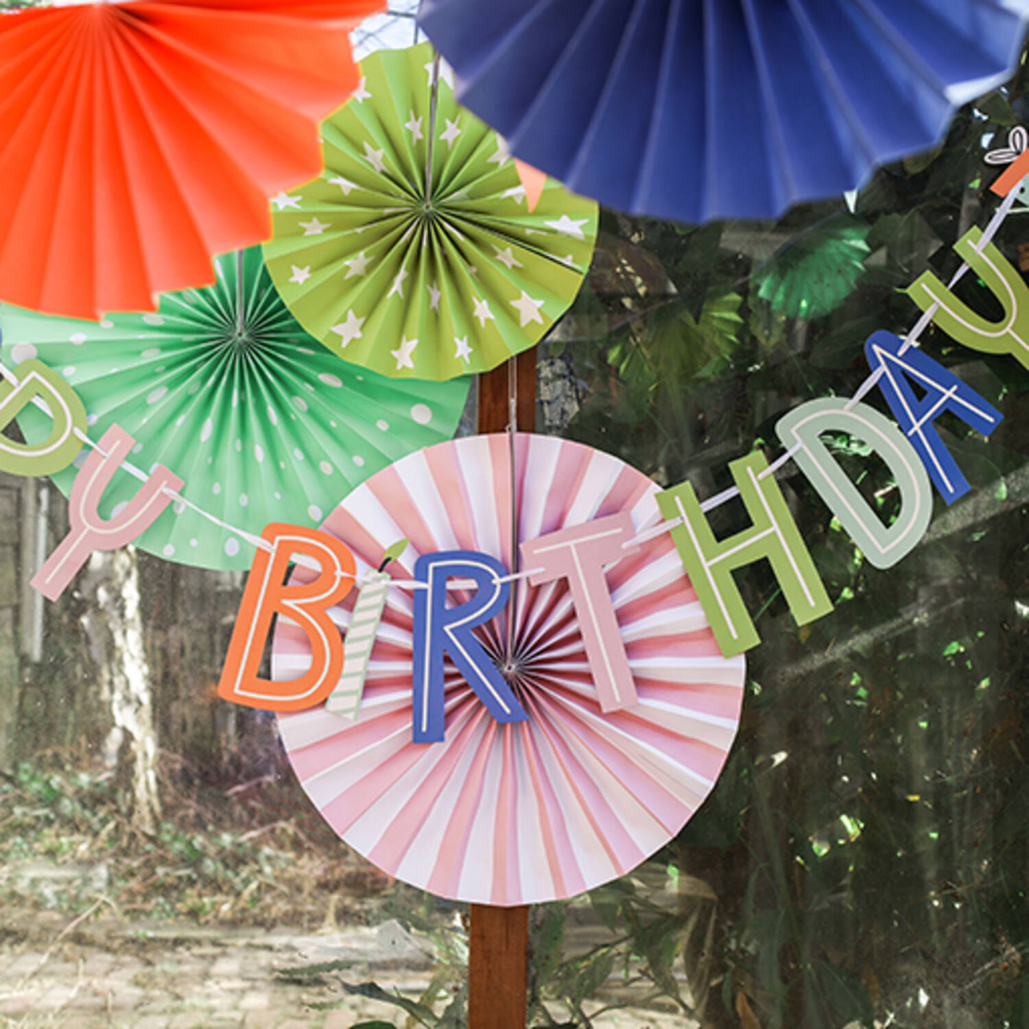 Závěsný baner „Happy Birthday“ v zářivých barvách 1,5 m