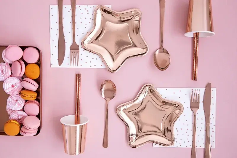 Papírové party ubrousky bílé s rose gold tečkami 20 ks