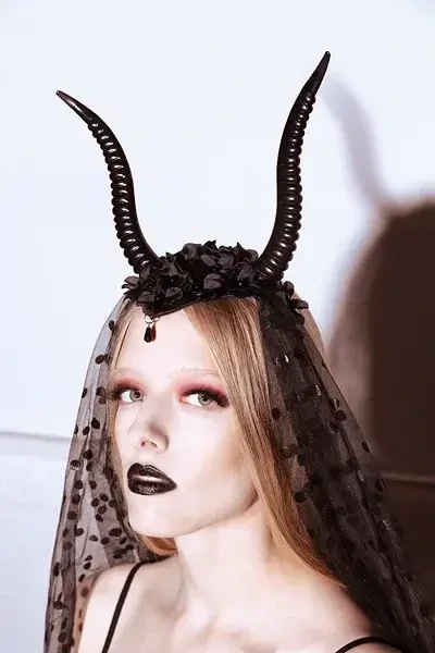 Černá čelenka s ďábelskými rohy a závojem