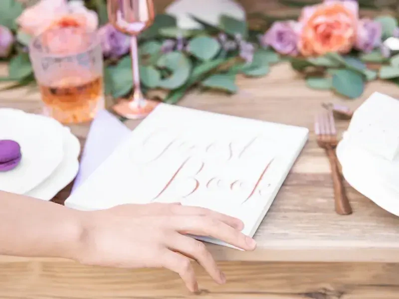 Svatební kniha hostů bílá s Rose gold nápisem - 22 stránek