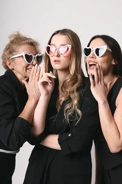 Bílé brýle ve tvaru srdce s perličkami