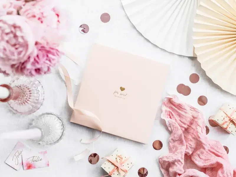 Svatební kniha hostů růžová 20 x 20 cm se srdíčkem