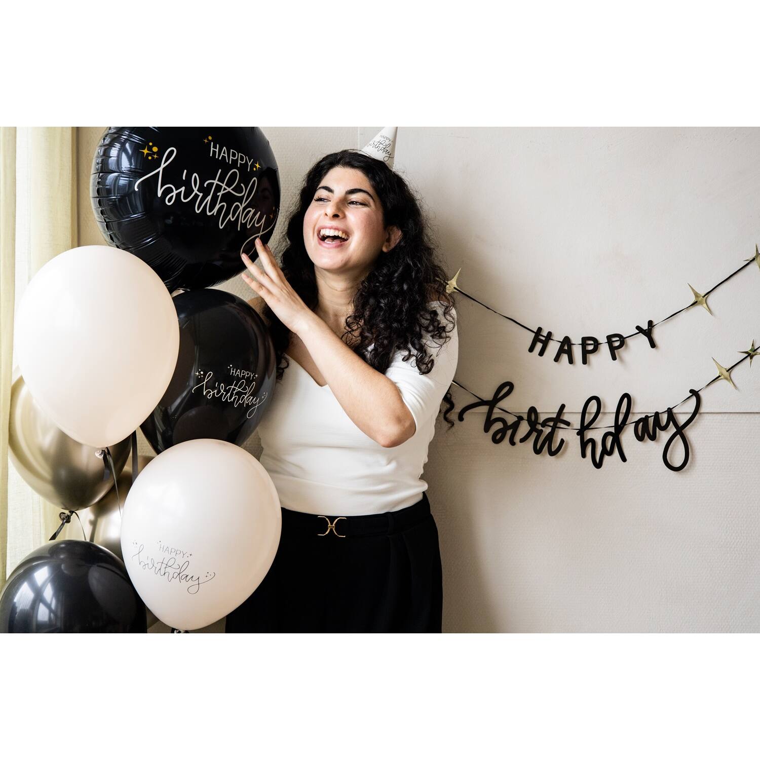 Závěsný baner „Happy Birthday“ černý s hvězdičkami 1,5 m