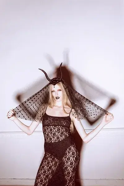 Černá čelenka s ďábelskými rohy a závojem