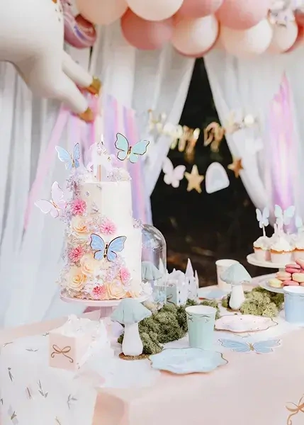 Papírové talířky Elegantní jednorožec 18 cm - 6 ks