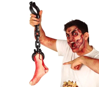 Halloweenská dekorace - noha v řetězu 65 cm