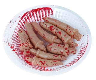 Halloweenská dekorace krvavé prsty na tácu
